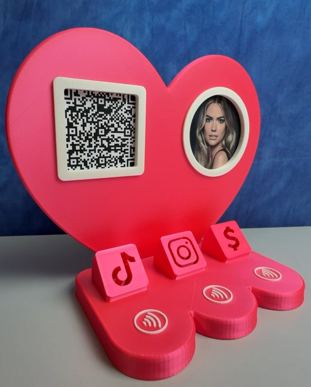 Heart-Shaped NFC Social Media Stand – FREE EU DELIVERY